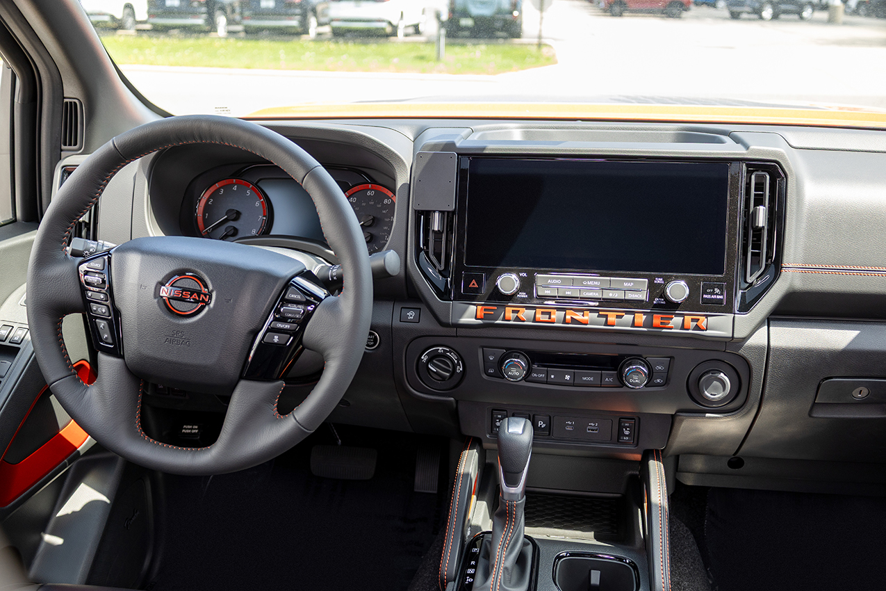 856201 Brodit ProClip für Nissan Frontier - Baujahr 2025-2026, Armaturenbrett Mitte 13