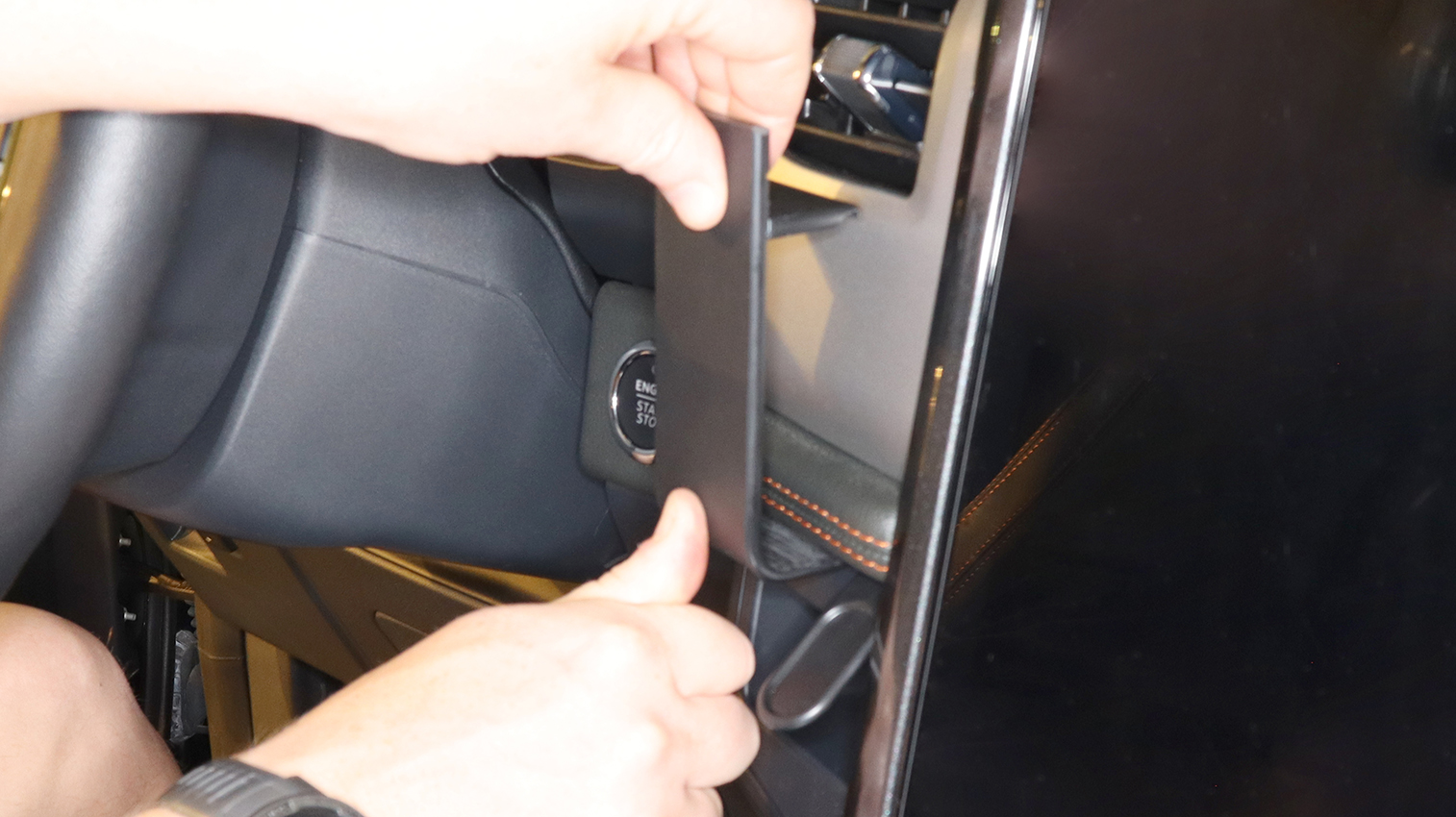 856071 Brodit ProClip für Ford Expedition - Baujahr 2022-2024, Armaturenbrett Mitte 5