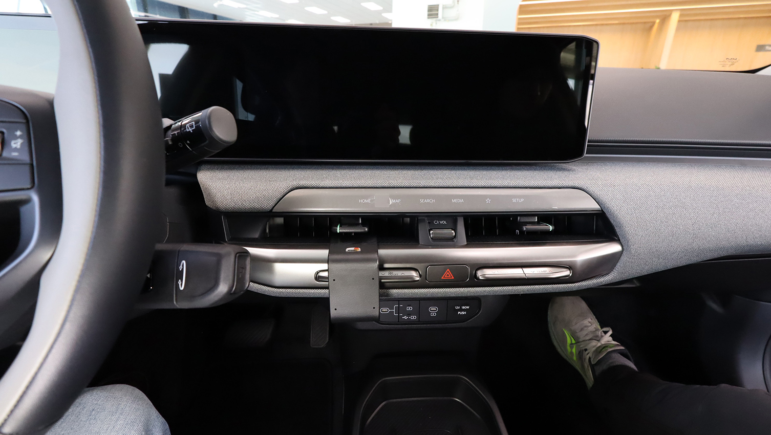 856267 ProClip für Kia EV4 - Baujahr 2025-2026, Armaturenbrett Mitte Fahrerseite 4