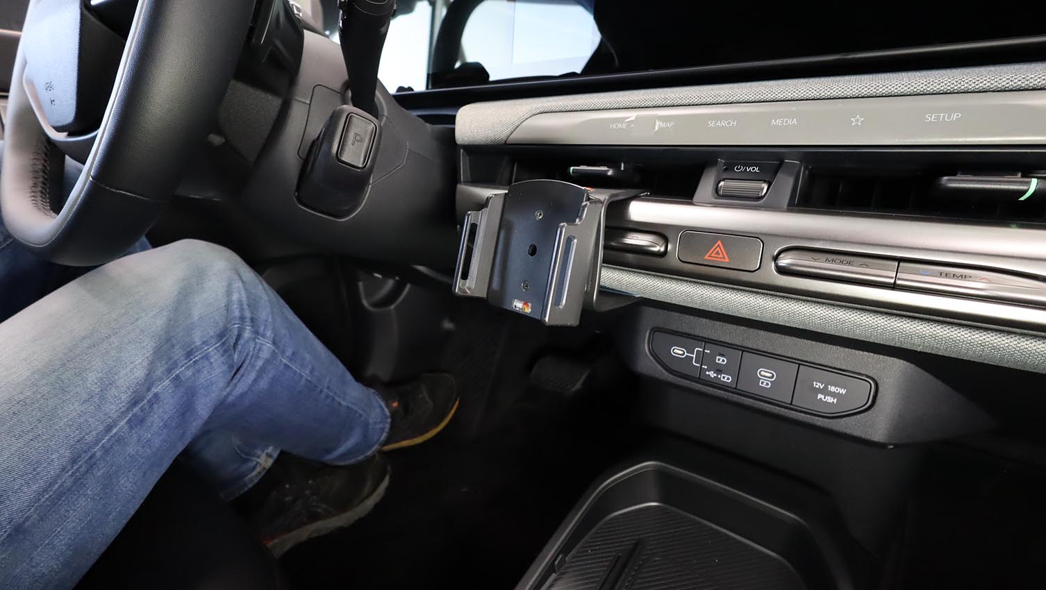 856267 ProClip für Kia EV4 - Baujahr 2025-2026, Armaturenbrett Mitte Fahrerseite 9