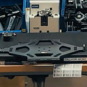 Ein Arbeitsplatz bei Brodit, an dem eine Halterung von Hand zurechtgebogen wird.