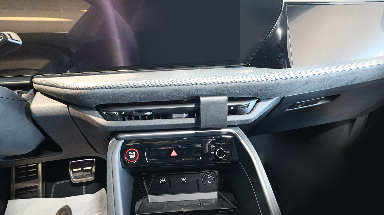 856192 Brodit ProClip für Audi Q5 Baujahr 2025 - Armaturenbrett Mitte Fahrerseite 5