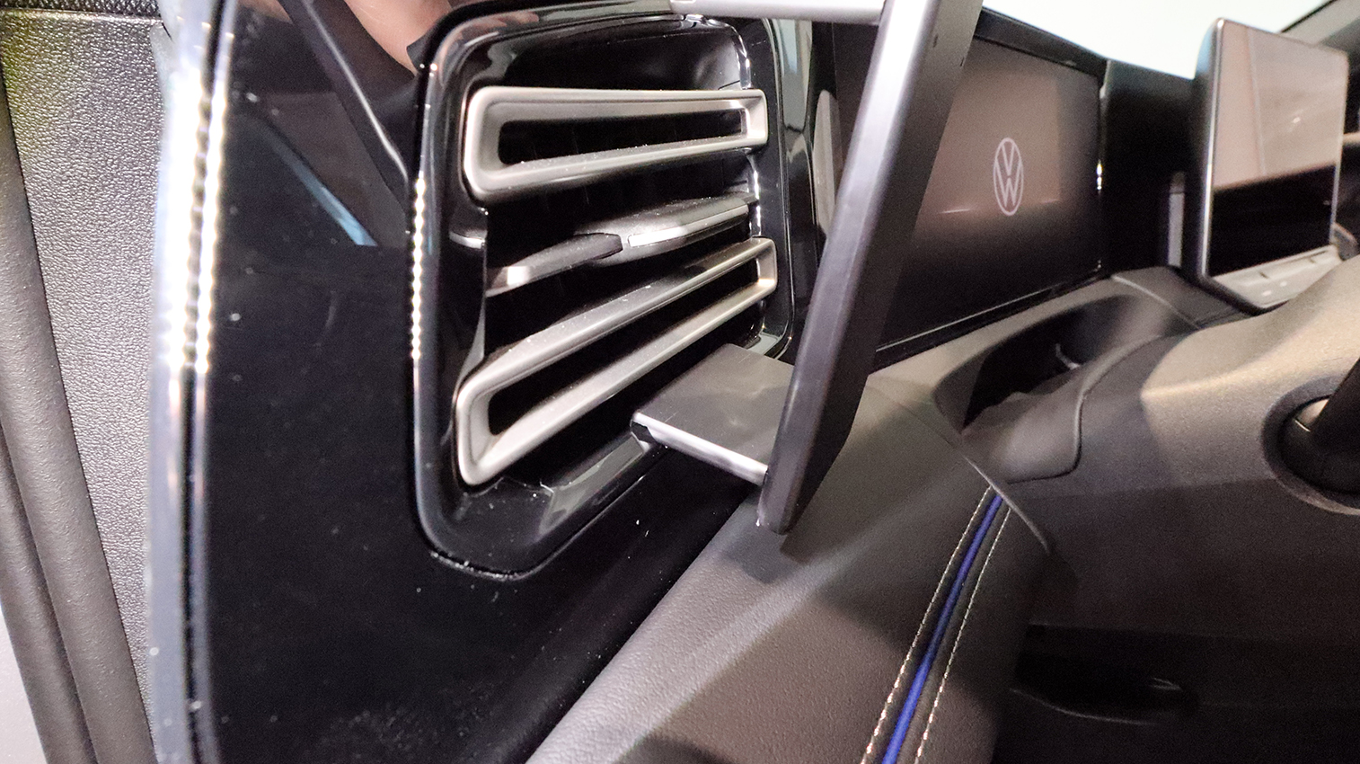 806245 Brodit ProClip für VW Tiguan - Baujahr 2025-2026, Armaturenbrett links 5