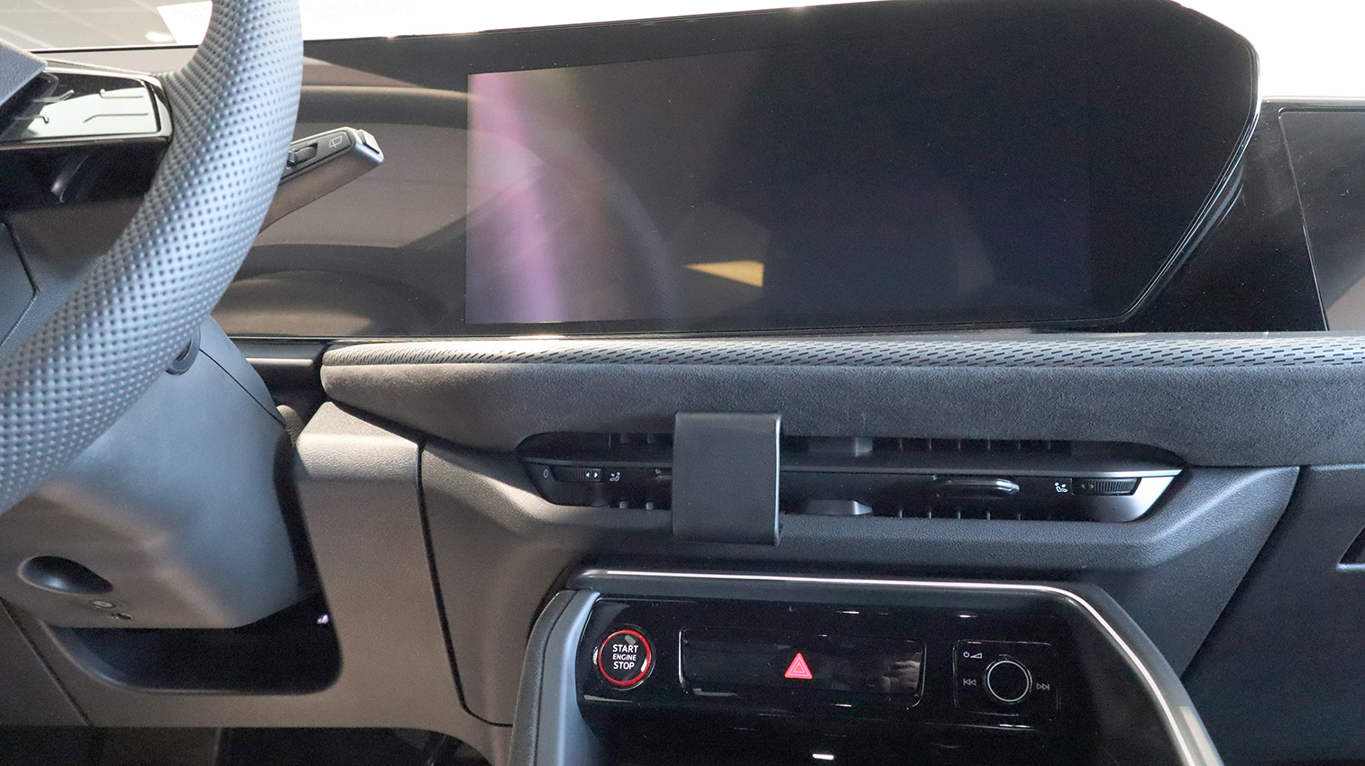 856192 Brodit ProClip für Audi Q5 Baujahr 2025 - Armaturenbrett Mitte Fahrerseite 8