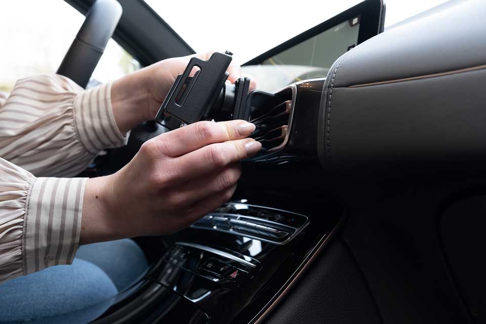 Schaue noch einmal in die beigelieferte Anleitung des ProCLips und suche nach der exakten Stelle im Armaturenbrett, an der der Clip sitzen soll. Mit dem ProClip GapOpener kannst du falls nötig im Armaturenbrett vorsichtig einen Spalt öffnen, in den de