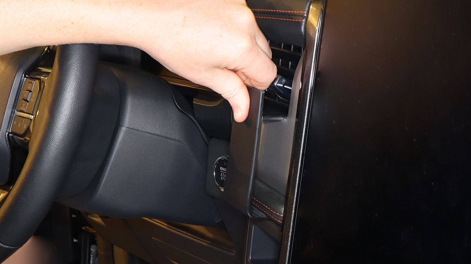 856071 Brodit ProClip für Ford Expedition - Baujahr 2022-2024, Armaturenbrett Mitte 7