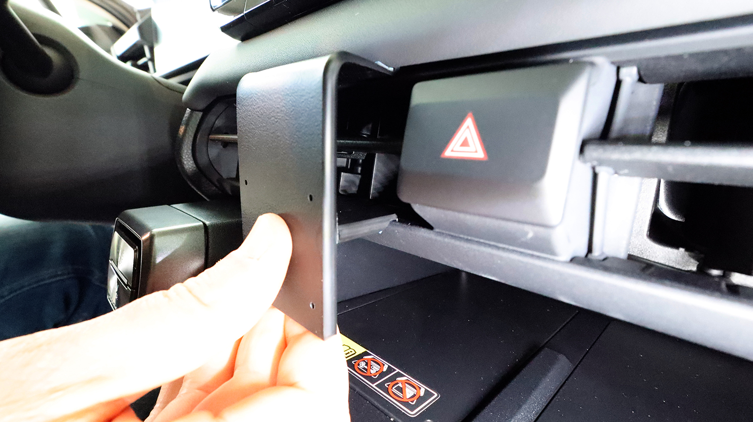 856284 Brodit ProClip für Toyota RAV 4 - Baujahr 2027, Armaturenbrett Mitte Fahrerseite 8