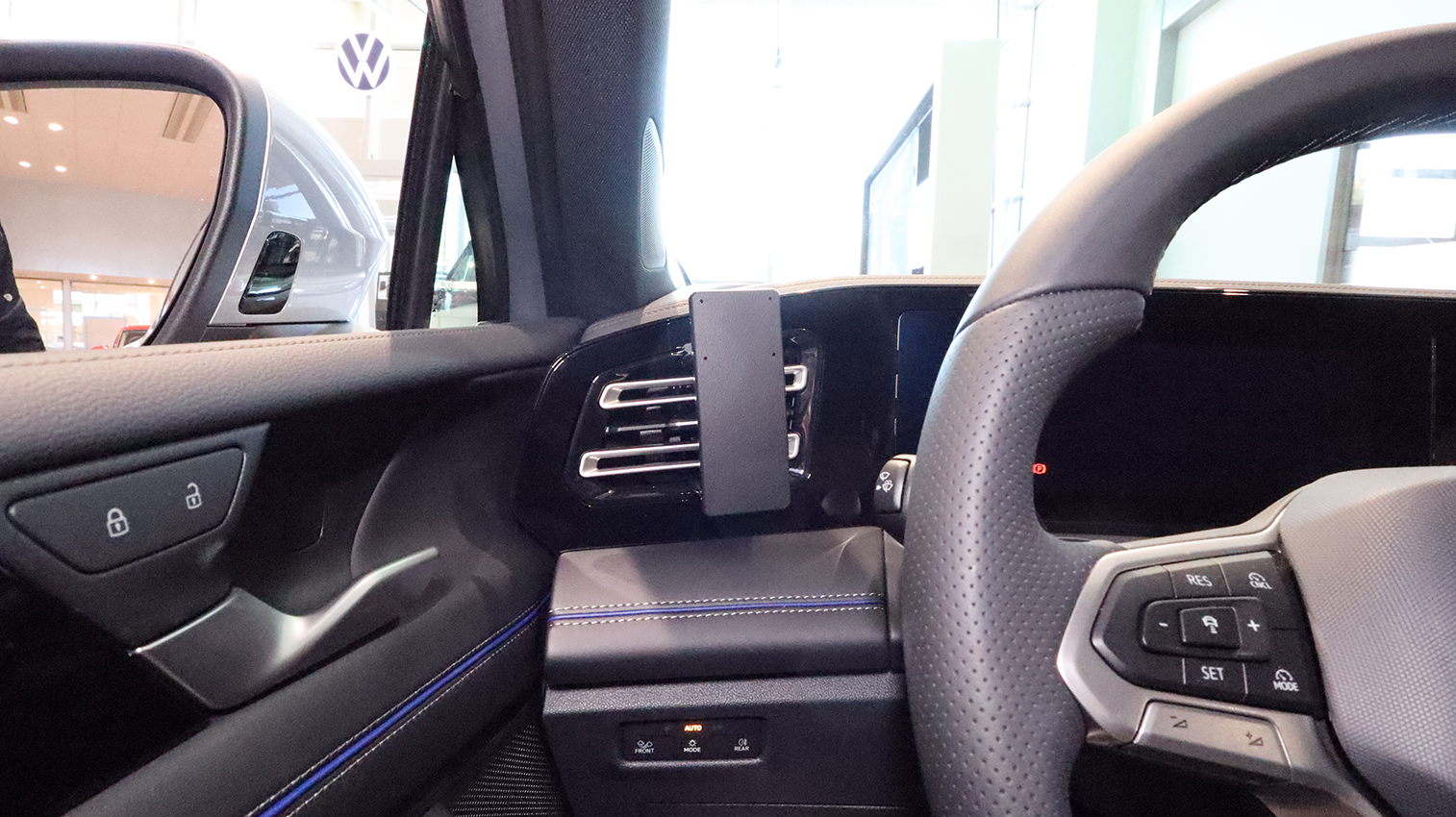 806245 Brodit ProClip für VW Tiguan - Baujahr 2025-2026, Armaturenbrett links 4