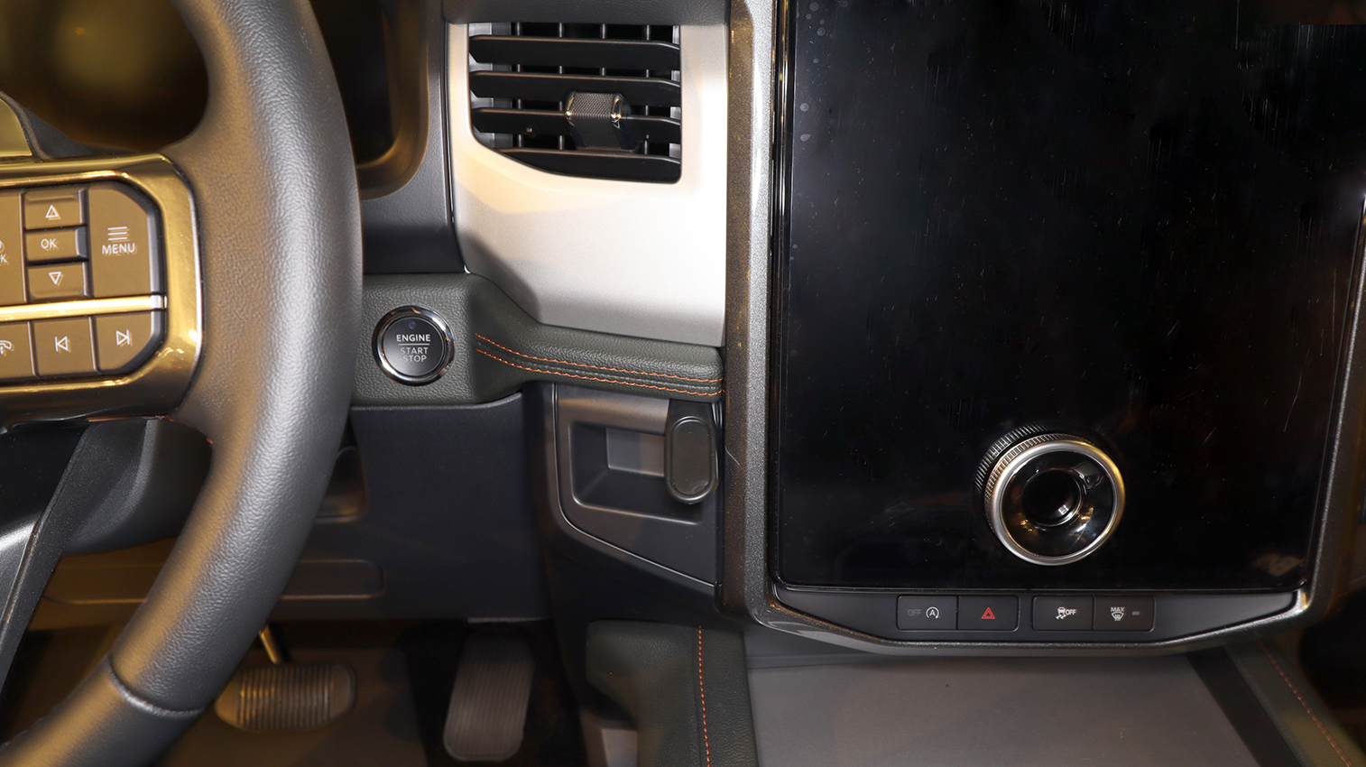 856071 Brodit ProClip für Ford Expedition - Baujahr 2022-2024, Armaturenbrett Mitte 6