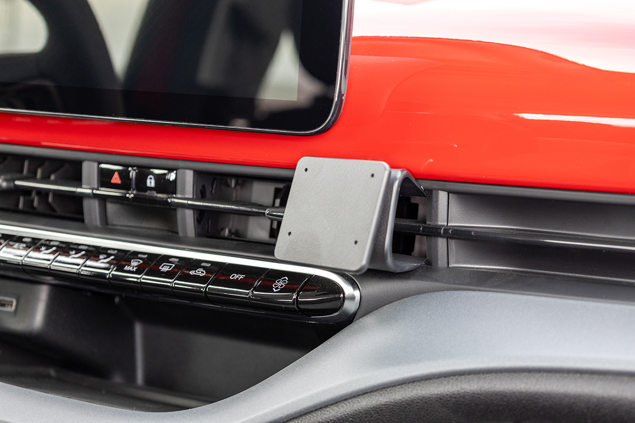 856084 Brodit ProClip für Fiat 500 E - Baujahre 2024-2025, Armaturenbrett Mitte 4