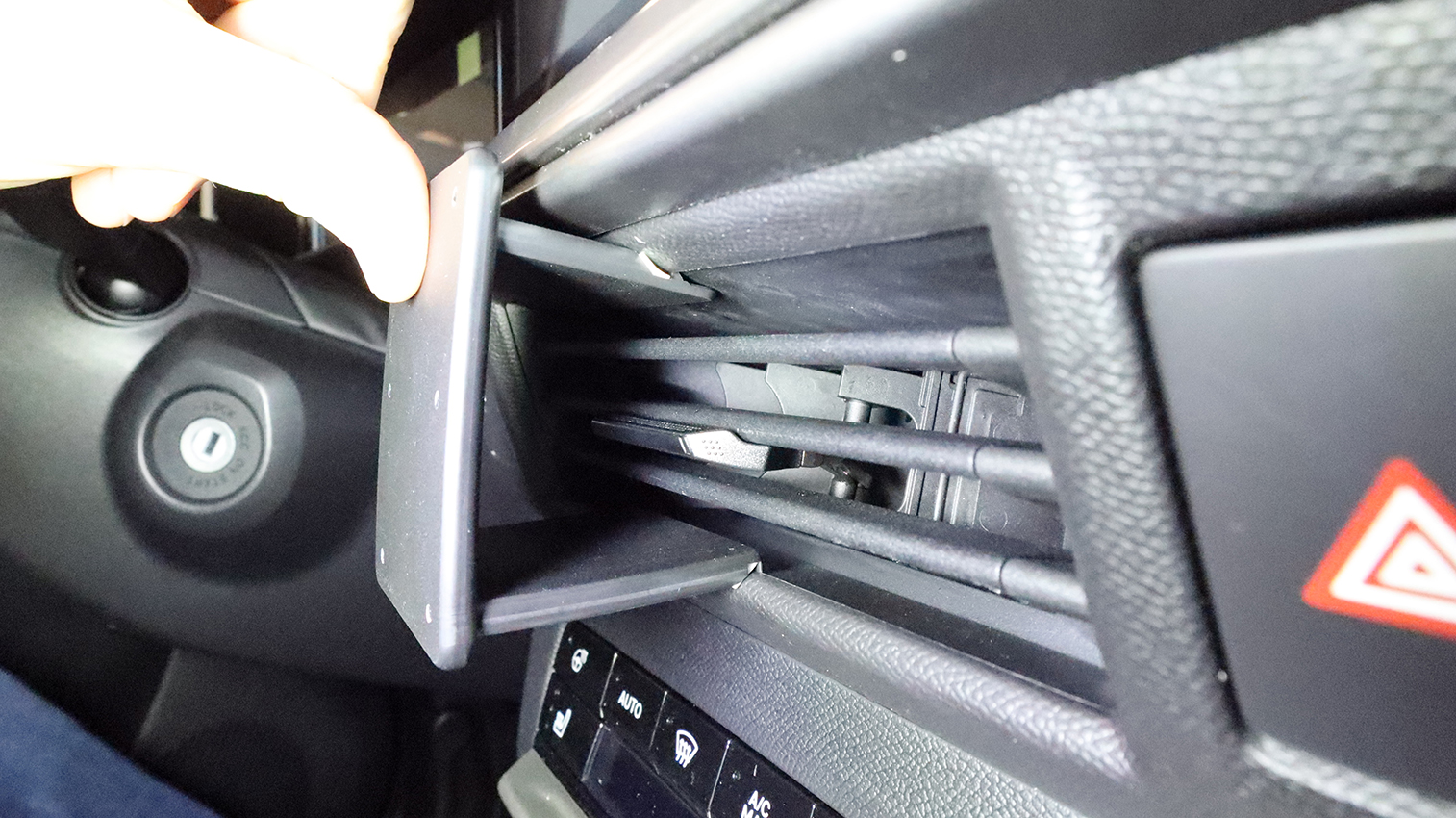 856292 Brodit ProClip für Opel Frontera - Baujahr 2024 - 2026, Armaturenbrett Mitte 5