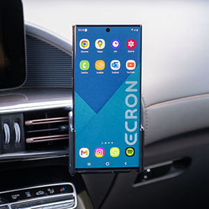 Ein ProClip mit Halterung, in der ein Samsung Galaxy S24 Ultra steckt. Eingebaut in einem Mercedes Benz EQC.