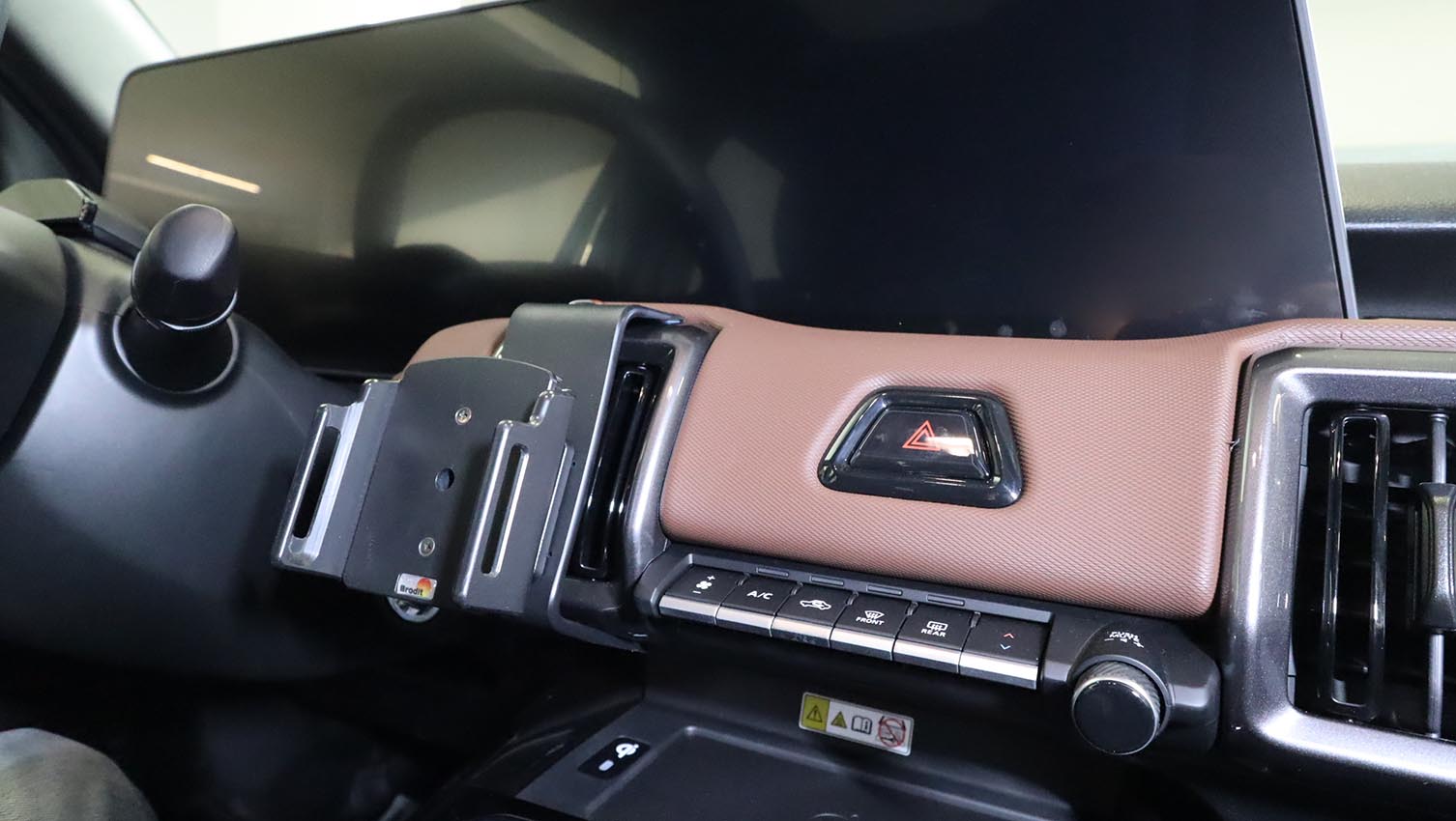 856265 ProClip für Suzuki E Vitara - Baujahr 2024-2026, Armaturenbrett Mitte 9
