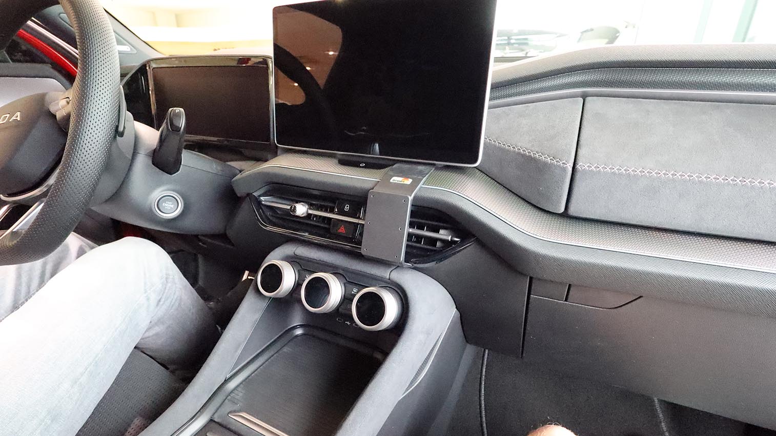 856241 Brodit ProClip für Skoda Kodiaq - Baujahr 2024-2026, Armaturenbrett Mitte 7