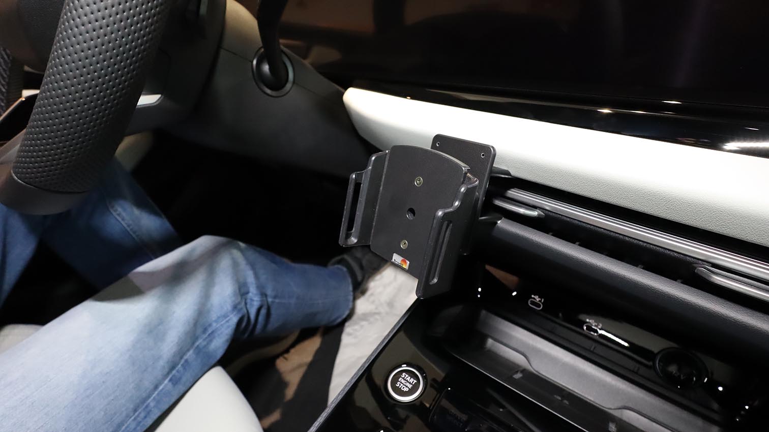 856260 Brodit ProClip für Audi A6 - Baujahr 2025 - 2026, Armaturenbrett Mitte 6