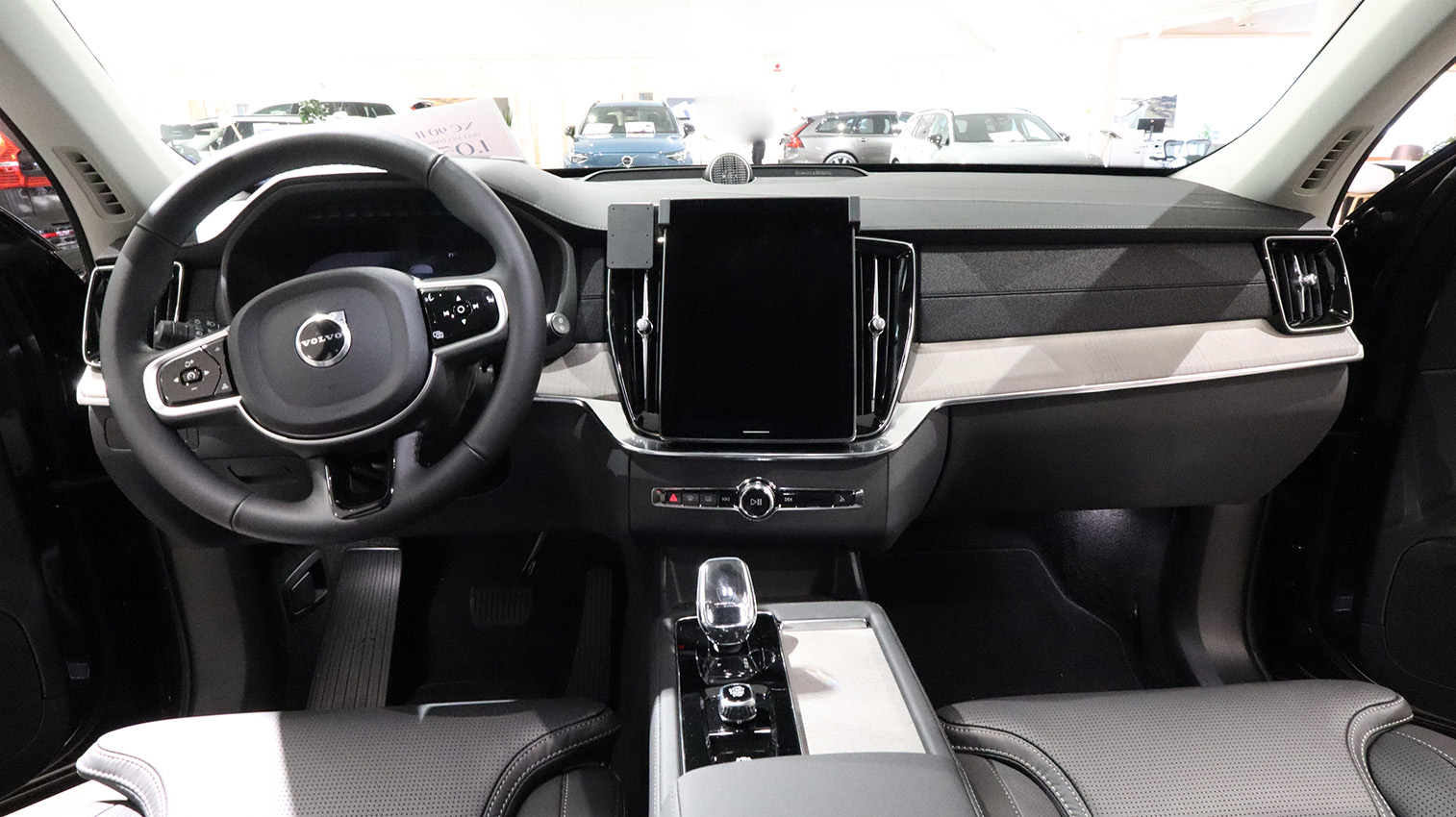 856172 Brodit ProClip für Volvo XC90 Baujahr 2025 - Armaturenbrett Mitte Fahrerseite 6