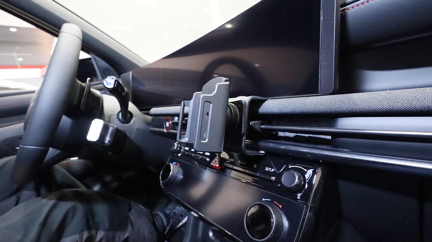 856167 Brodit ProClip für Hyundai Tucson Baujahr 2025 - Armaturenbrett Mitte 6