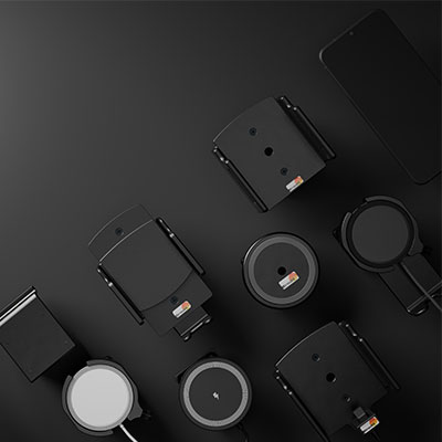 Eine Auswahl an Brodit Universalhalterungen für Smartphones.