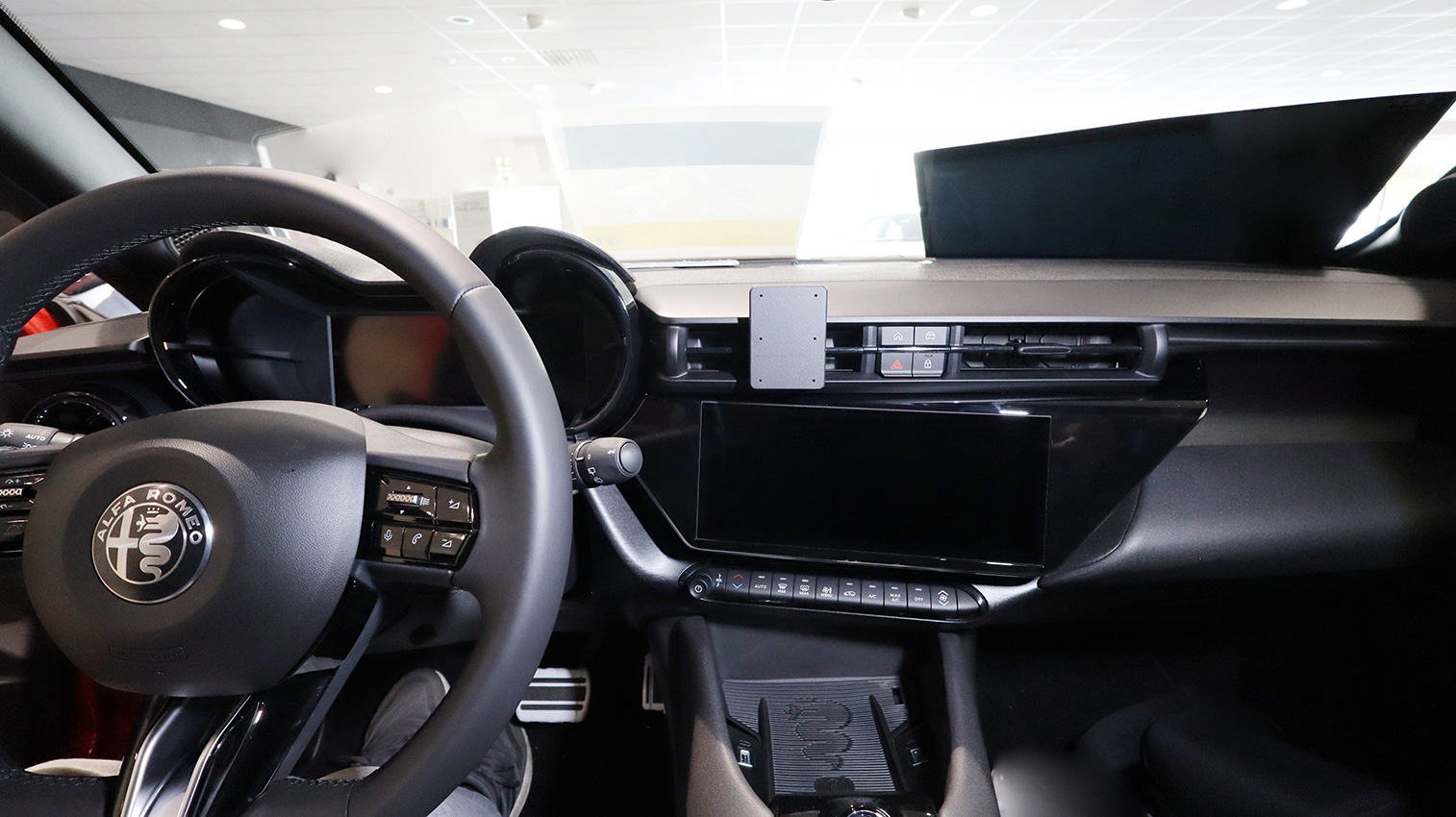 856235 Brodit ProClip für Alfa Romeo Junior - Baujahr 2024-2026, Armaturenbrett Mitte 4