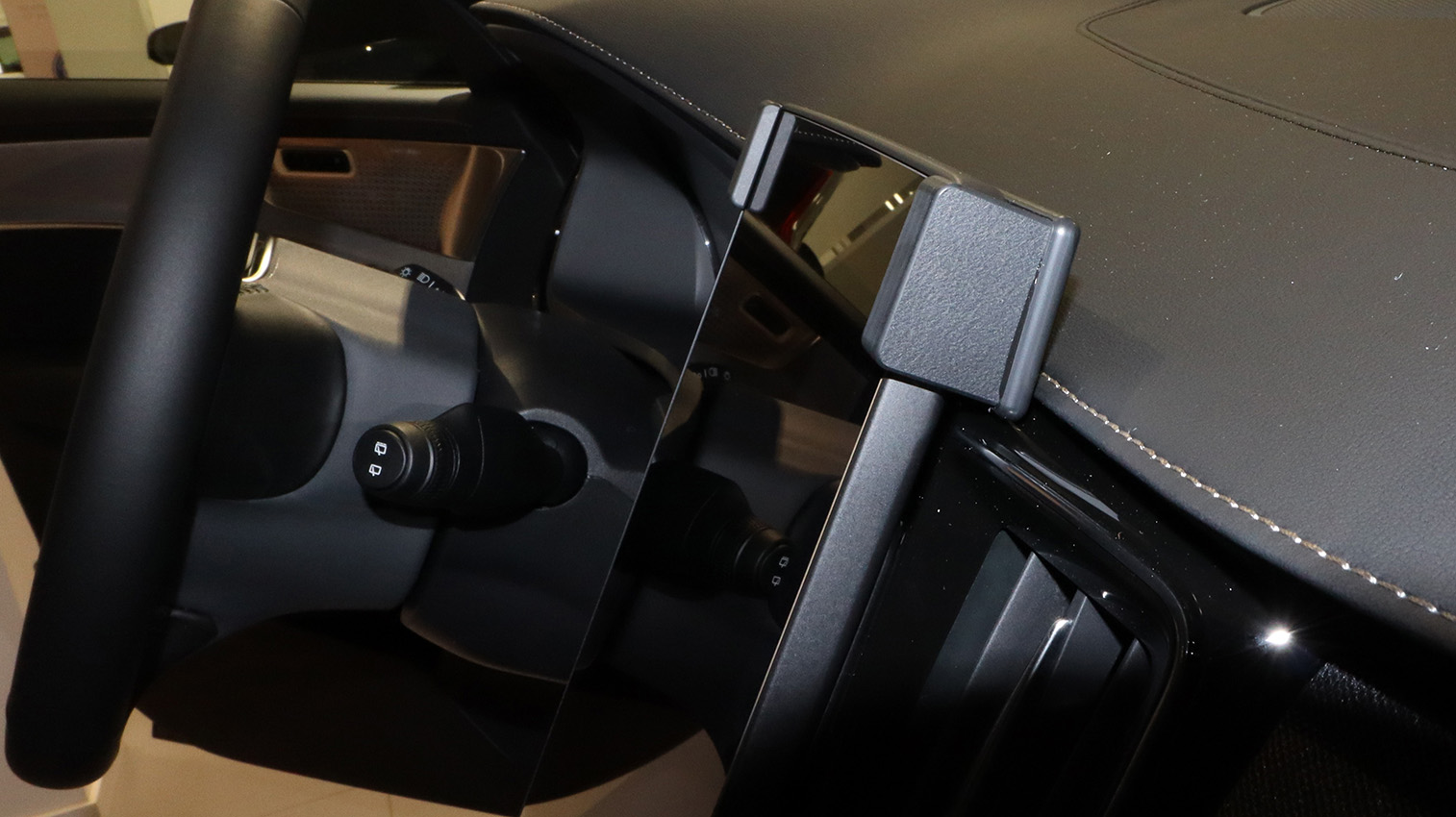 856172 Brodit ProClip für Volvo XC90 Baujahr 2025 - Armaturenbrett Mitte Fahrerseite 5
