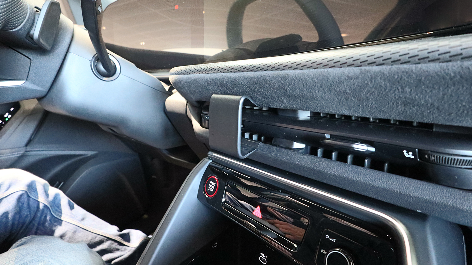 856192 Brodit ProClip für Audi Q5 Baujahr 2025 - Armaturenbrett Mitte Fahrerseite 6