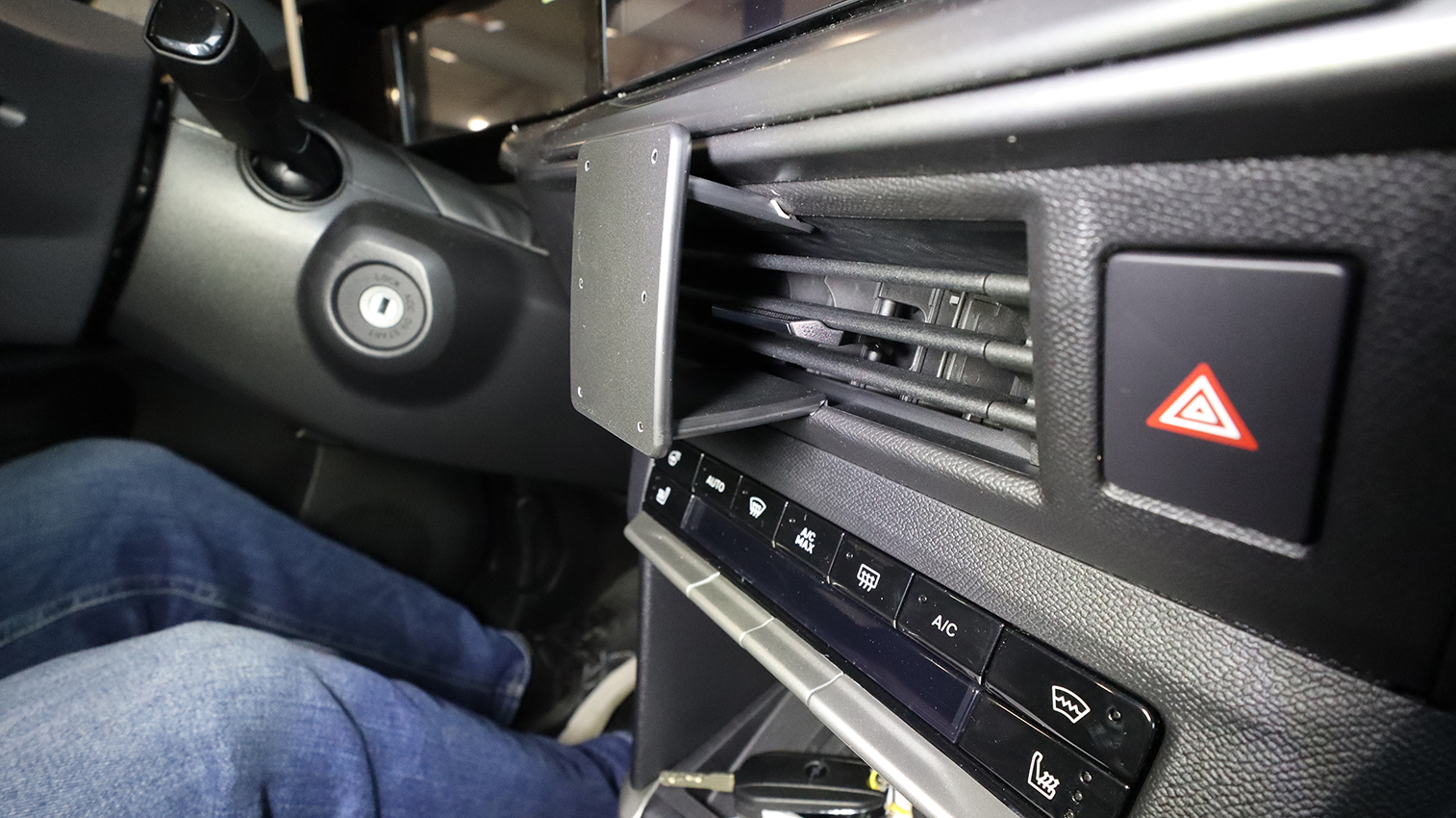 856292 Brodit ProClip für Opel Frontera - Baujahr 2024 - 2026, Armaturenbrett Mitte 7