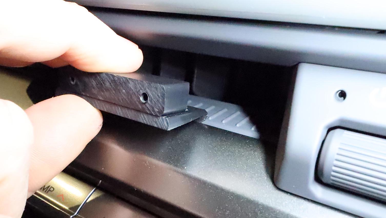 856266 ProClip für Kia EV3 - Baujahr 2025-2026, Armaturenbrett Mitte Fahrerseite 6