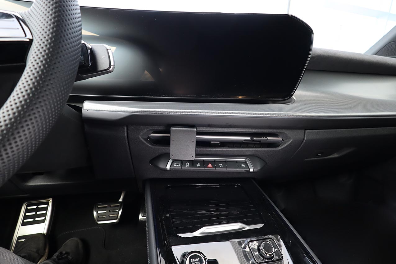 856253 ProClip für Audi Q3 - Baujahr 2026, Armaturenbrett Mitte 6