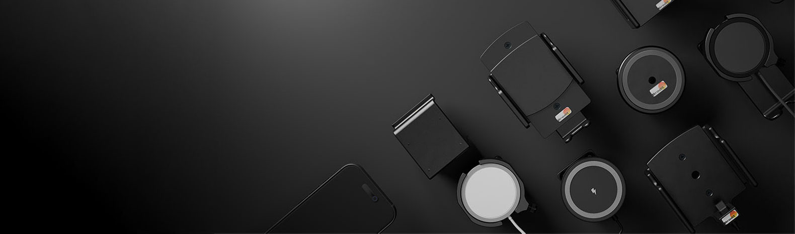 Eine Auswahl an Brodit Universalhalterungen für Smartphones.