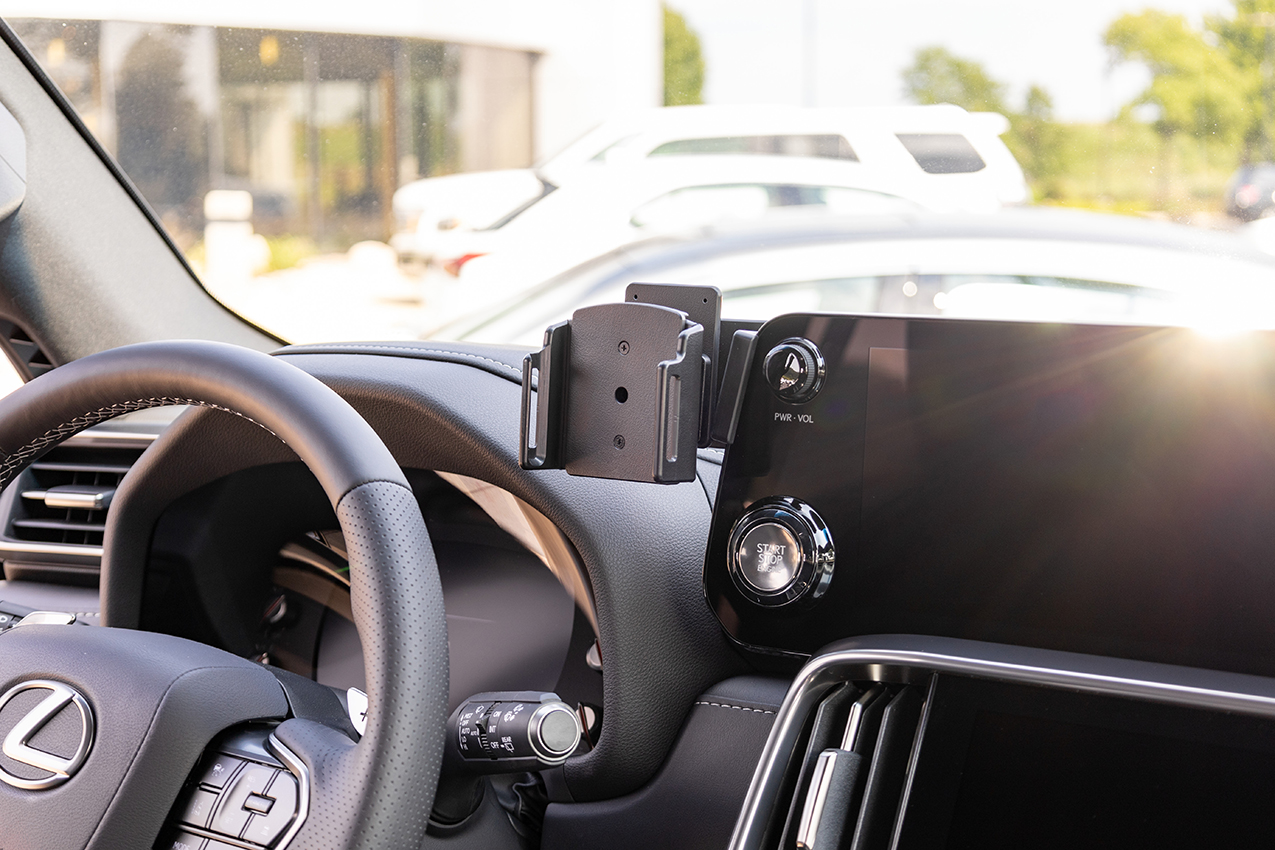 856067 Brodit ProClip für Lexus LX-Series Baujahre 2022 - 2025 - Armaturenbrett Mitte 7