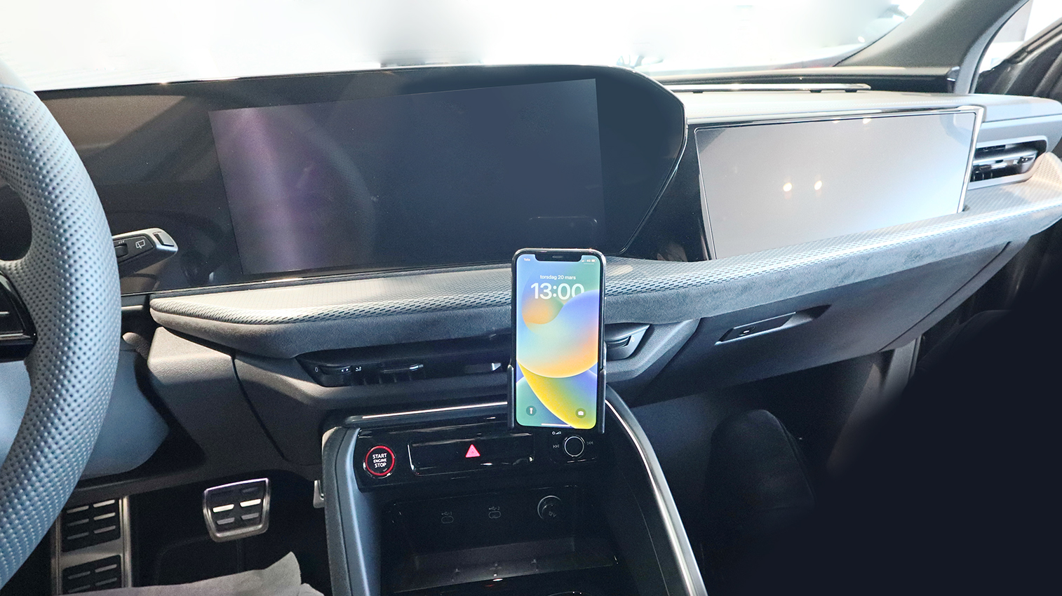 856192 Brodit ProClip für Audi Q5 Baujahr 2025 - Armaturenbrett Mitte Fahrerseite 7