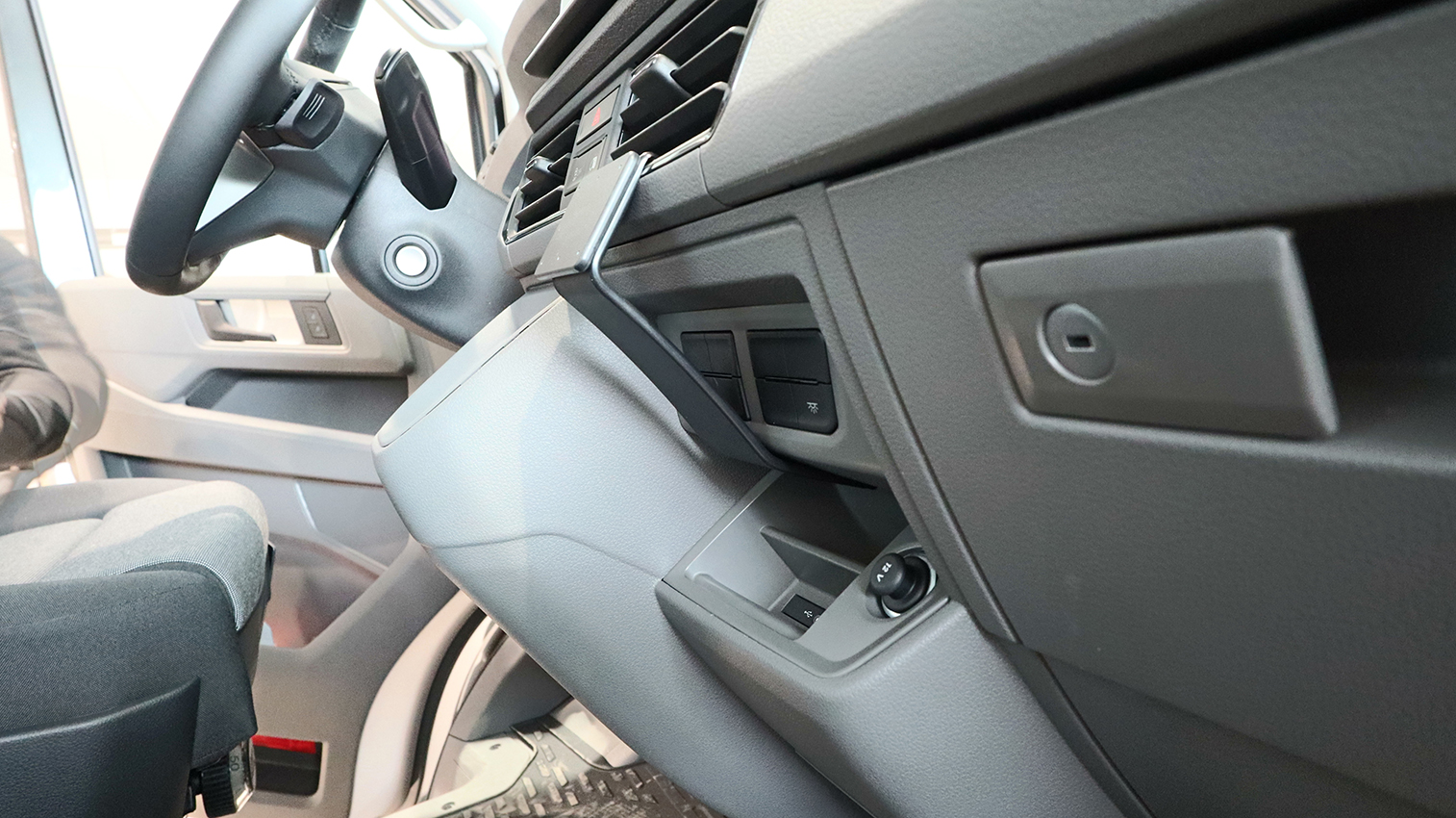856196 Brodit ProClip für VW Crafter / MAN TGE - Baujahr 25-26, Armaturenbrett Mitte 7